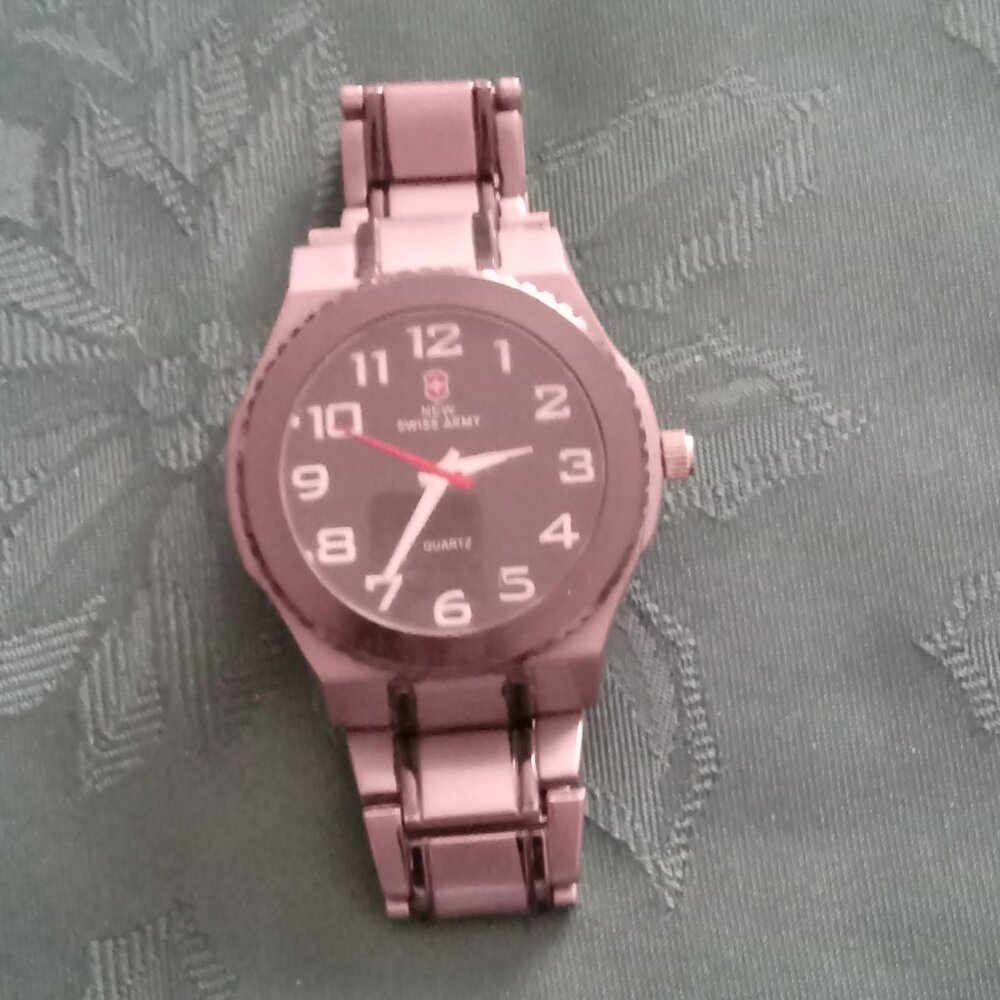 Men's New Swiss Army watch needs battery, untested